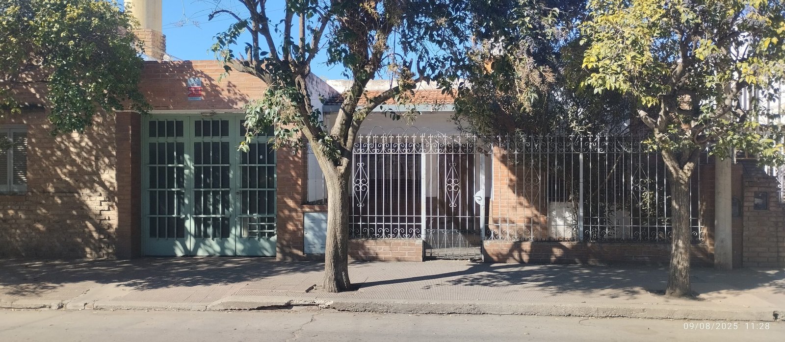 25 de Mayo 2130, 4 dormitorios,. Se reciben vehículos. Escritura