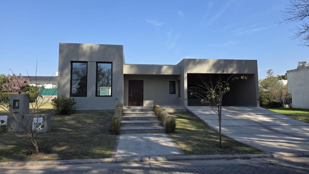 SE VENDE EXCLUSIVA PROPIEDAD DE 3 DORMITORIOS PLANTA BAJA EN SANTINA NORTE