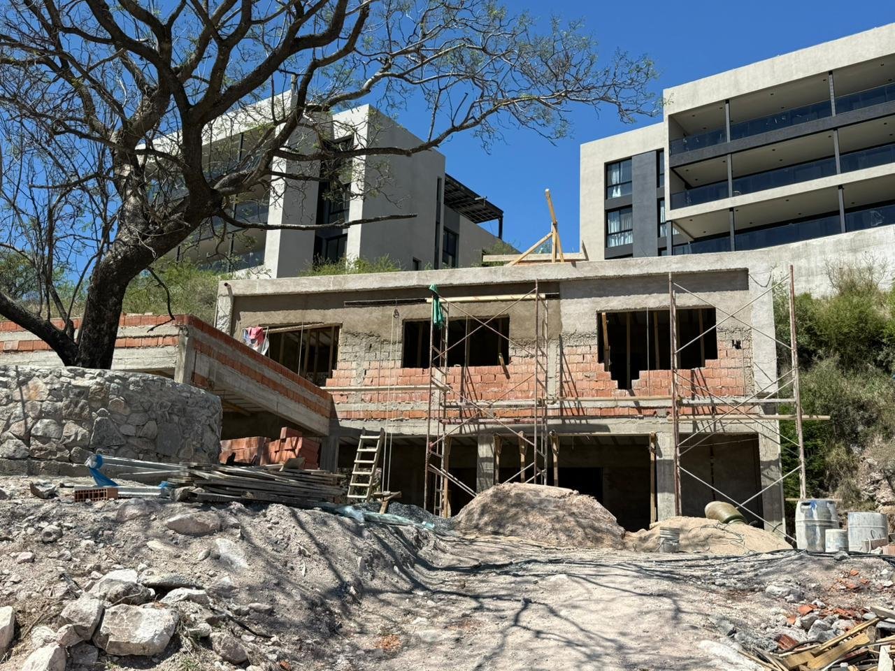 se vende exclusiva propiedad de 3 dormitorios en barrio la Cuesta