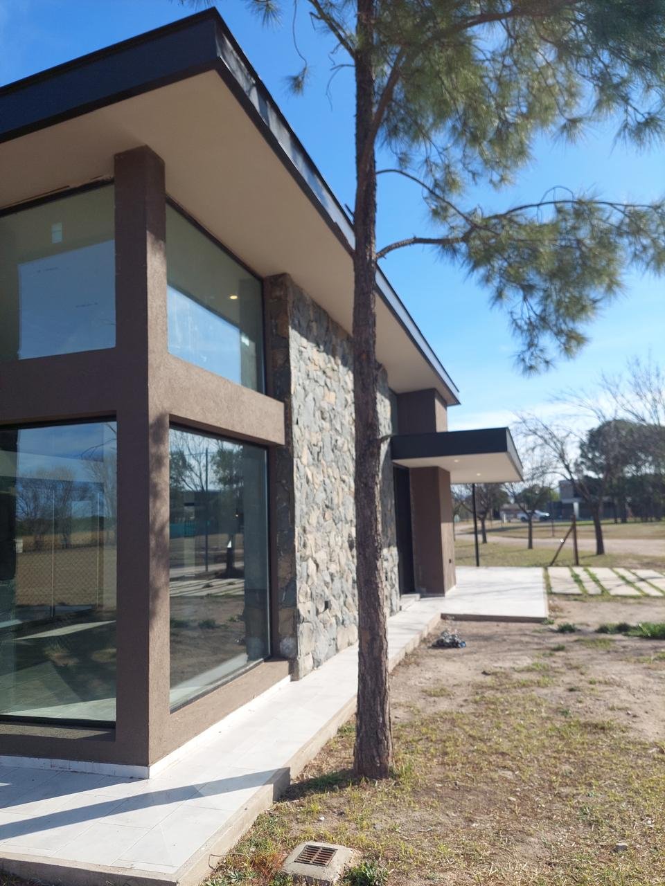 SE VENDE EXCLUSIVA PROPIEDAD DE 3 DORMITORIOS EN CHACRAS DE LA VILLA