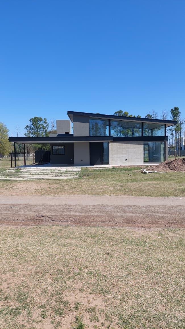 SE VENDE EXCLUSIVA PROPIEDAD DE 3 DORMITORIOS EN CHACRAS DE LA VILLA