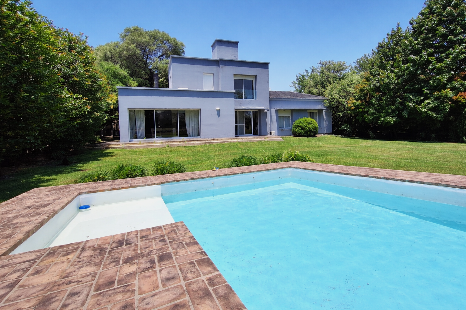 Se vende exclusiva propiedad en barrio El BOSQUE de 3 dormitorios