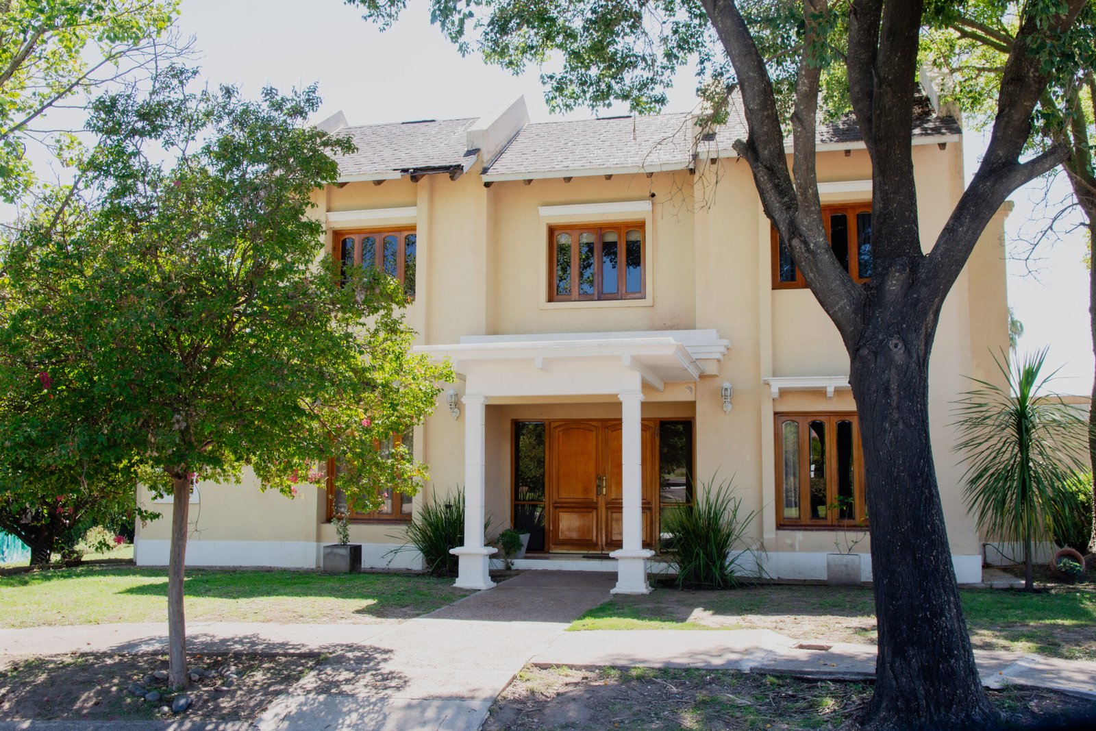 SE VENDE EXCLUSIVA PROPIEDAD DE 4 DORMITORIOS EN LOS SOLES VALLE ESCONDIDO