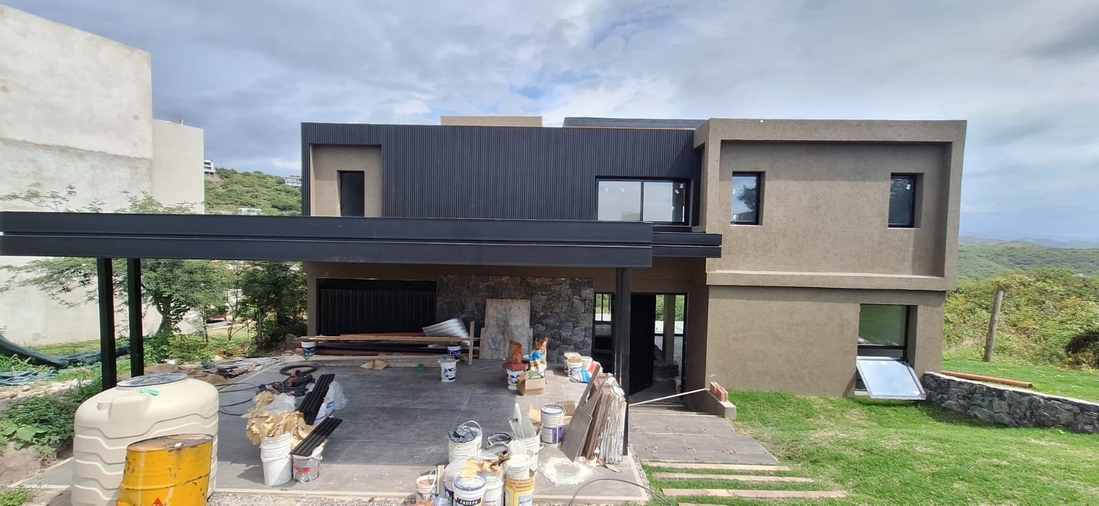 SE VENDE IMPONENTE PROPIEDAD DE 3 DORMITORIOS EN LA DESEADA COUNTRY