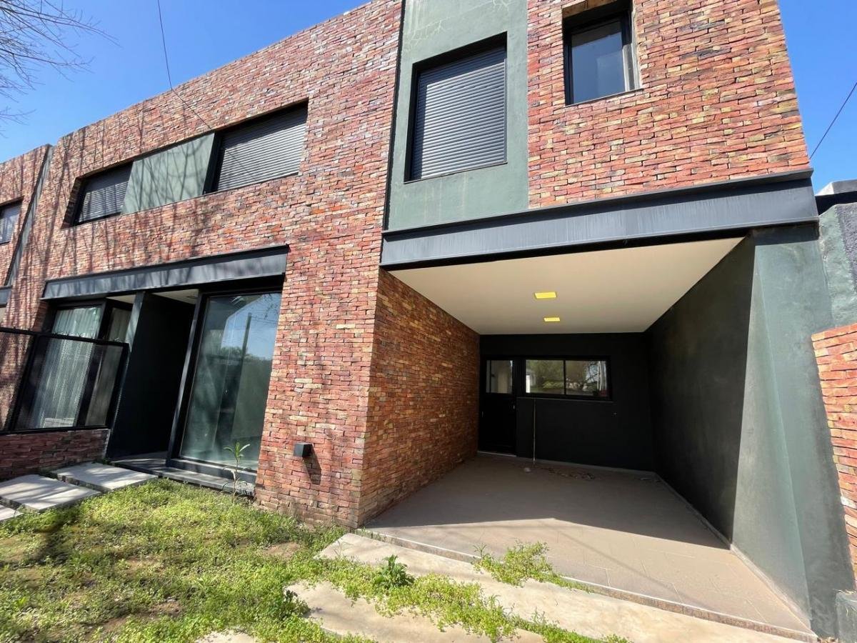 SE VENDE DUPLEX DE 3 DORMITORIOS EN BARRIO PADRE CLARET