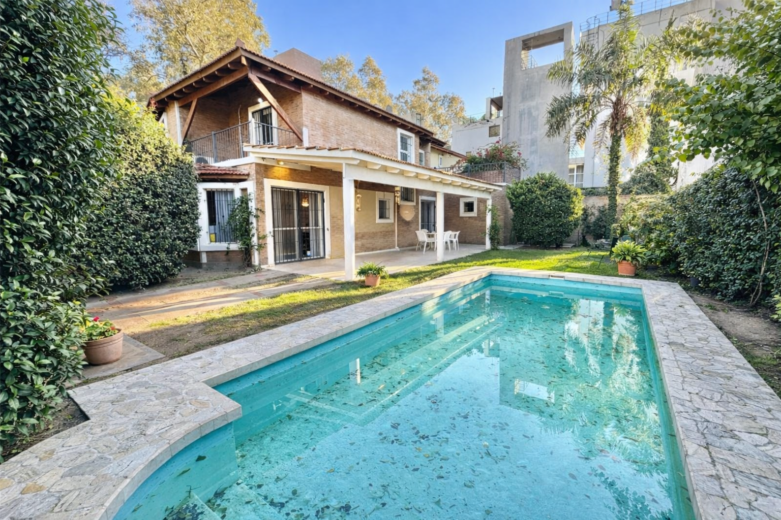 SE VENDE CASA DE CATEGORIA DE 4 DORMITORIOS EN BARRIO LAS ROSAS