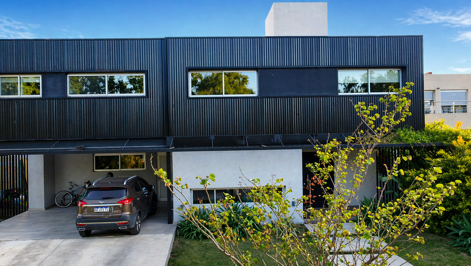 SE VENDE CASA DE CATEGORIA DE 4 DORMITORIOS EN SANTINA NORTE VALLE ESCONDIDO