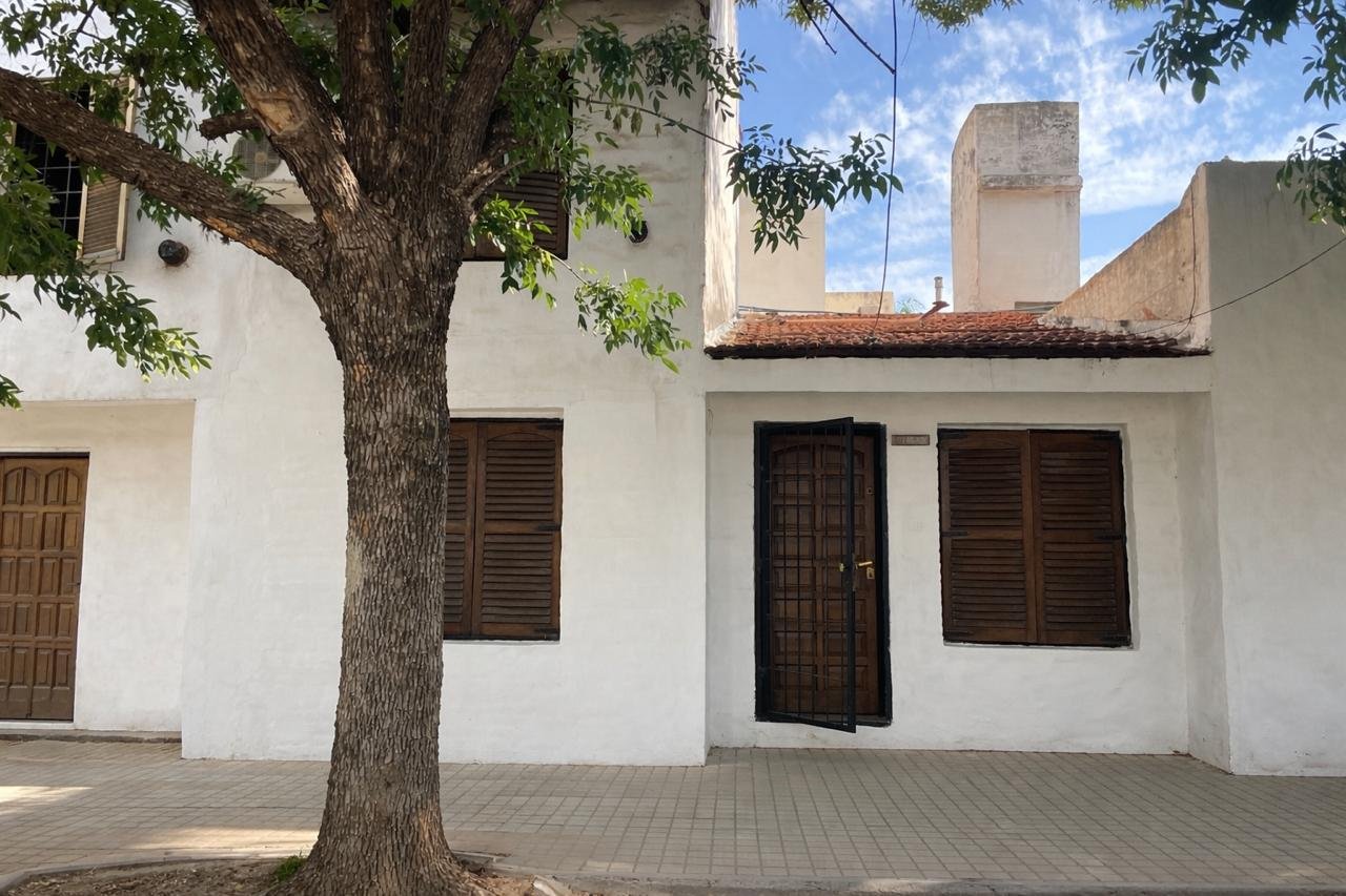 VENDO CASA 2 DORMI + 3 DPTOS + 1 LOCAL!!!!