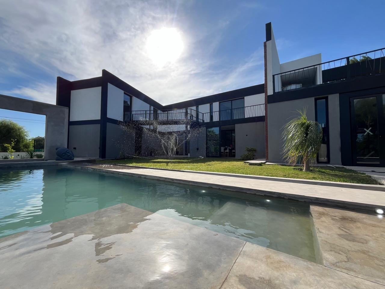 Venta Casa Moderna V. Allende Golf 625m cub1800m