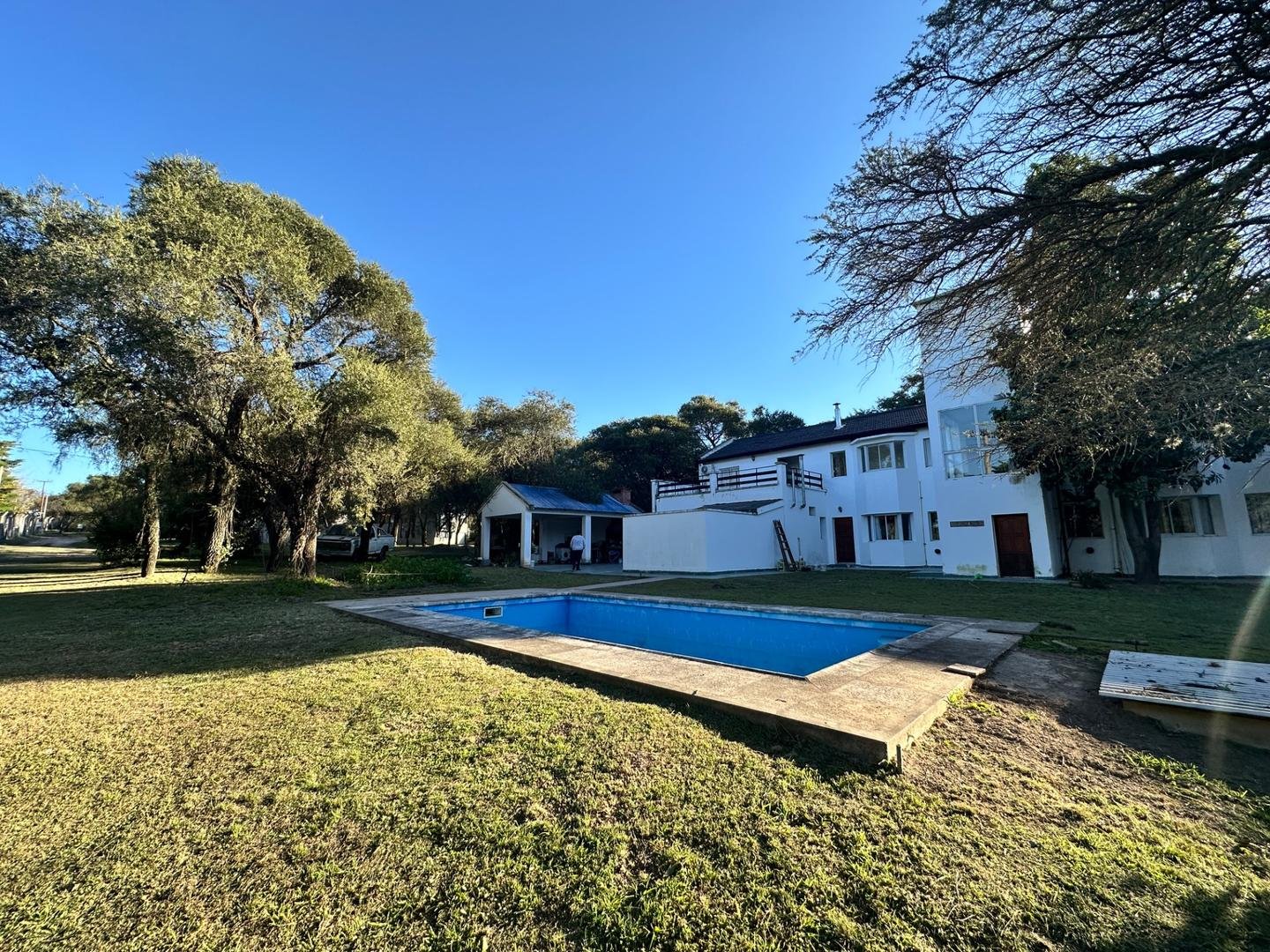 Country Las Delicias: 510m² cubiertos, 7 dorm, pileta