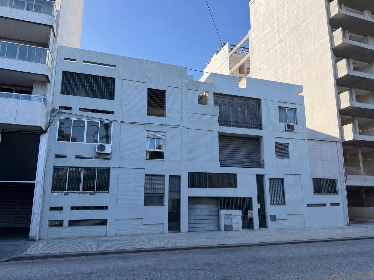 OPORTUNIDAD!!! BARRIO GRAL PAZ. Departamento en planta baja de 3 dormitorios con COCHERA y BAULERA