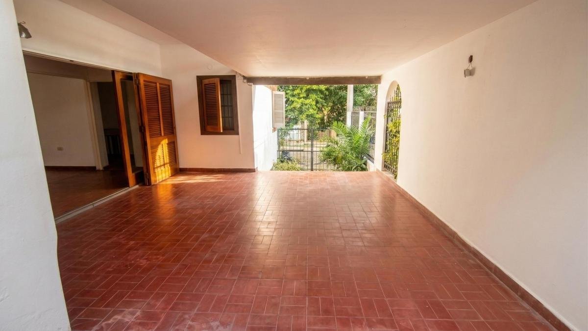 CASA EN VENTA 4 DORMITORIOS, BARRIO QUINTAS DE SANTA ANA