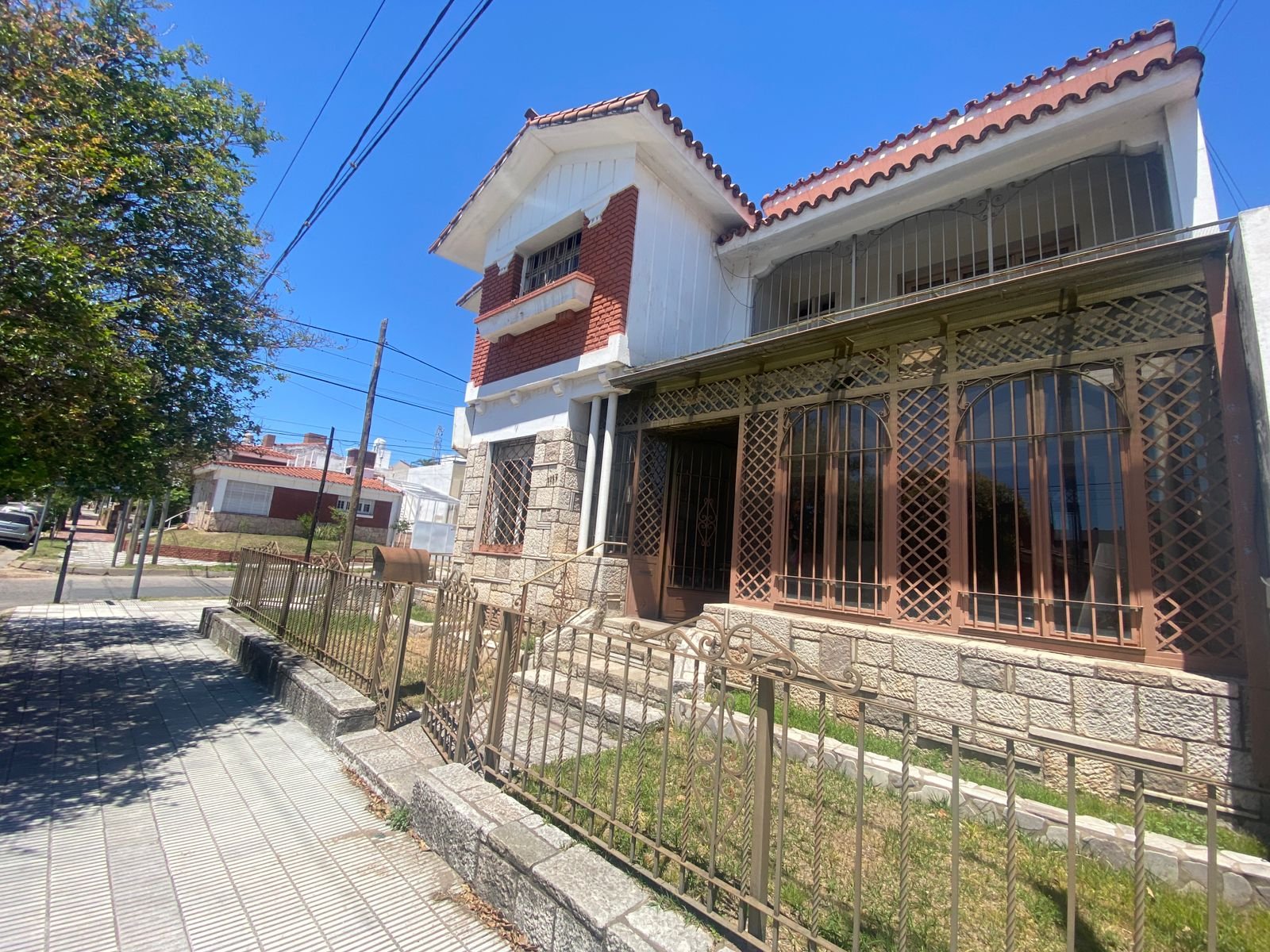 Casa en Venta con Local comercial y departamentos