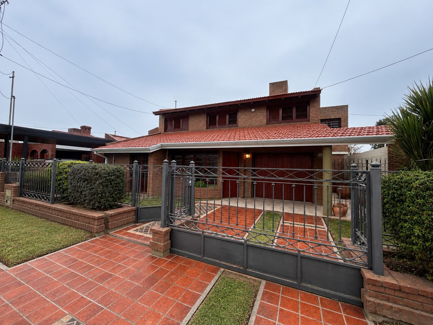 CASA DE CATEGORIA EN VENTA – PILAR