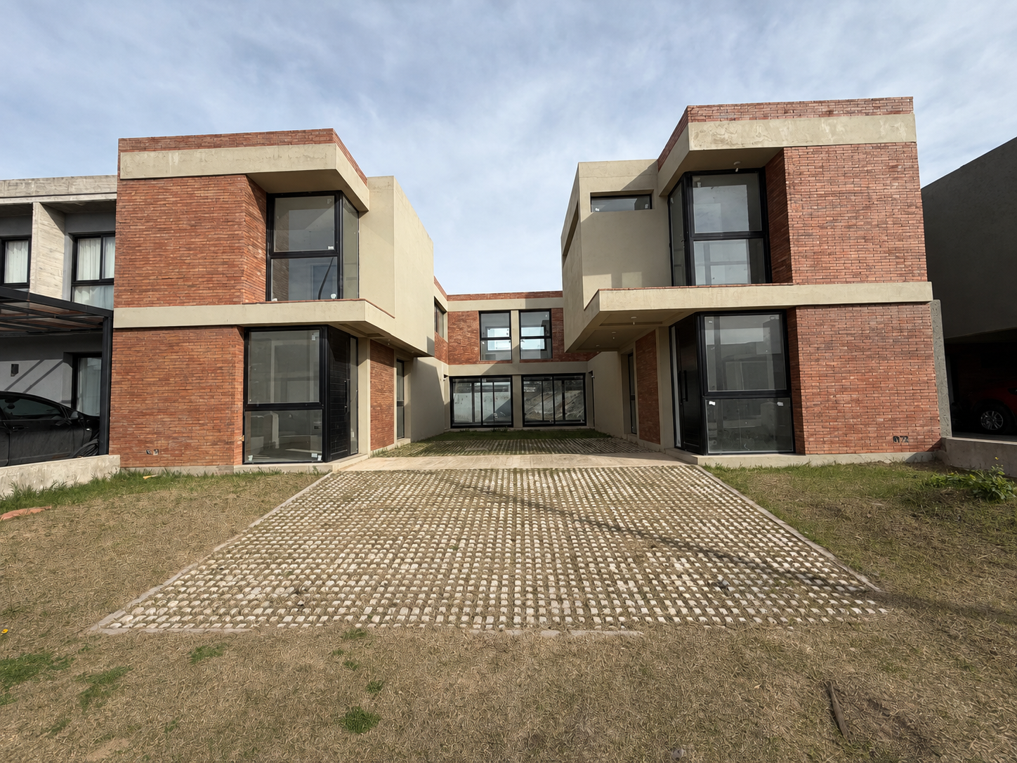 SE VENDE DUPLEX DE 3 DORMITORIOS EN TERRAZA DE MANANTIALES BARRIO CERRADO