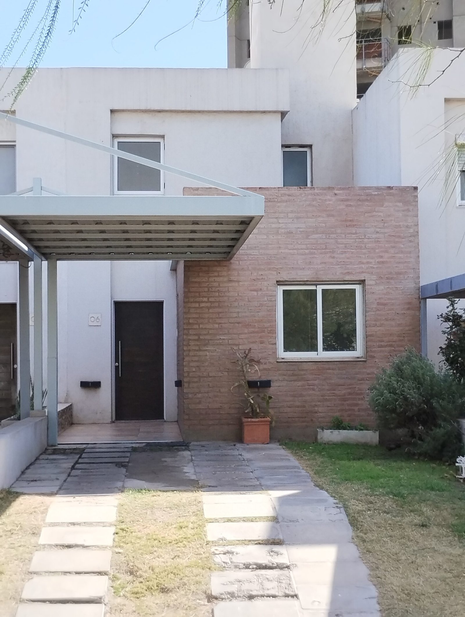 Hermoso duplex en ALQUILER, 3 dormitorios, 2 baños. Housing de Manantiales, guardia 24hs, ingreso restringido.