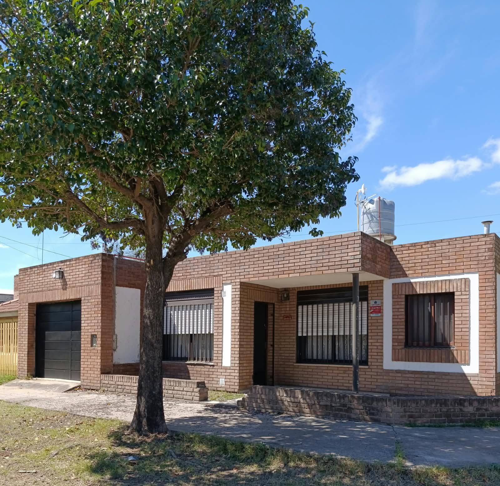 Chalet en alquiler 2 dormitorios, garaje a 1 cuadra de Av. Fuerza Aerea (ruta 20)